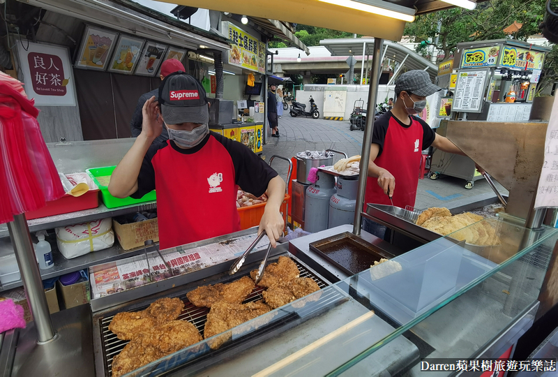 家鄉碳烤雞排|士林夜市雞排先炸後烤超巨雞排/捷運劍潭站美食