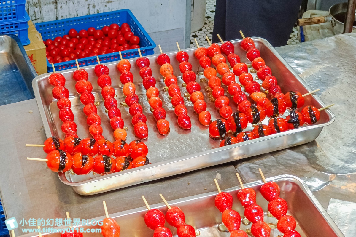 [板橋美食]鳥來伯糖葫蘆/20元糖葫蘆一賣超過20年/草莓糖葫蘆只要30元太便宜/板橋小吃推薦