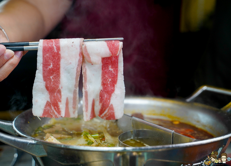 高雄新店開幕 麻辣火鍋 青花驕 王品 火鍋 麻辣 鴛鴦鍋 聚餐 高雄美食 聚餐 包廂 排隊 宵夜 晚餐 巨蛋商圈 美食