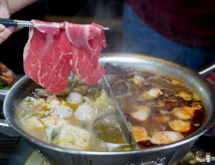 高雄新店開幕 麻辣火鍋 青花驕 王品 火鍋 麻辣 鴛鴦鍋 聚餐 高雄美食 聚餐 包廂 排隊 宵夜 晚餐 巨蛋商圈 美食