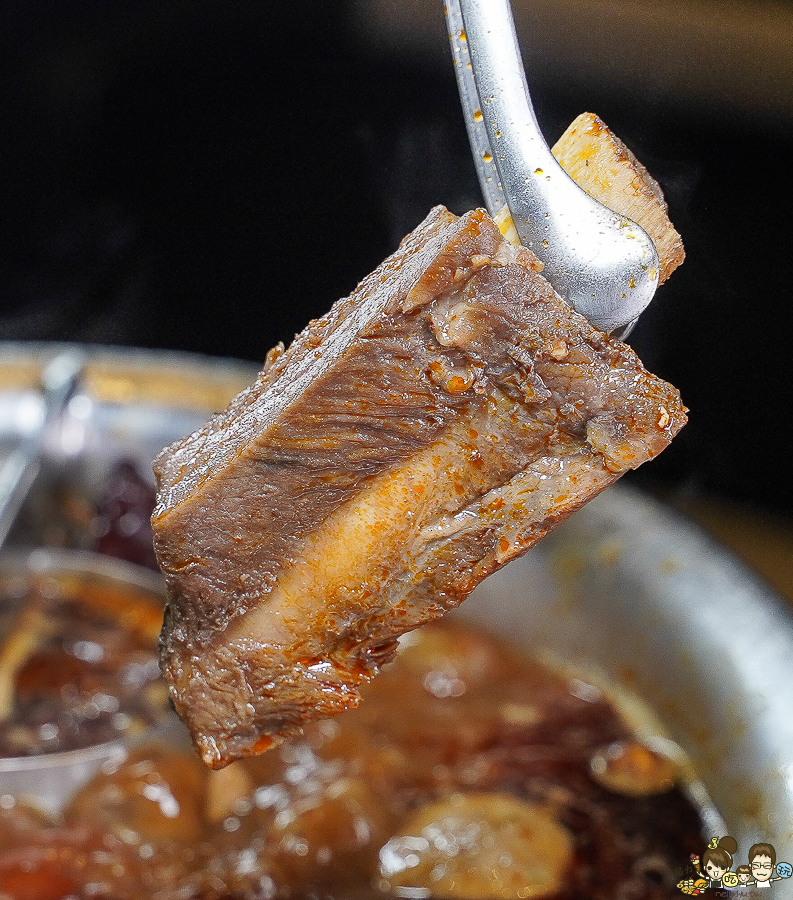 高雄新店開幕 麻辣火鍋 青花驕 王品 火鍋 麻辣 鴛鴦鍋 聚餐 高雄美食 聚餐 包廂 排隊 宵夜 晚餐 巨蛋商圈 美食