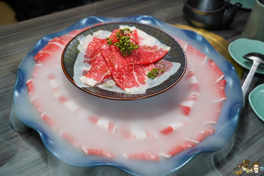 高雄新店開幕 麻辣火鍋 青花驕 王品 火鍋 麻辣 鴛鴦鍋 聚餐 高雄美食 聚餐 包廂 排隊 宵夜 晚餐 巨蛋商圈 美食