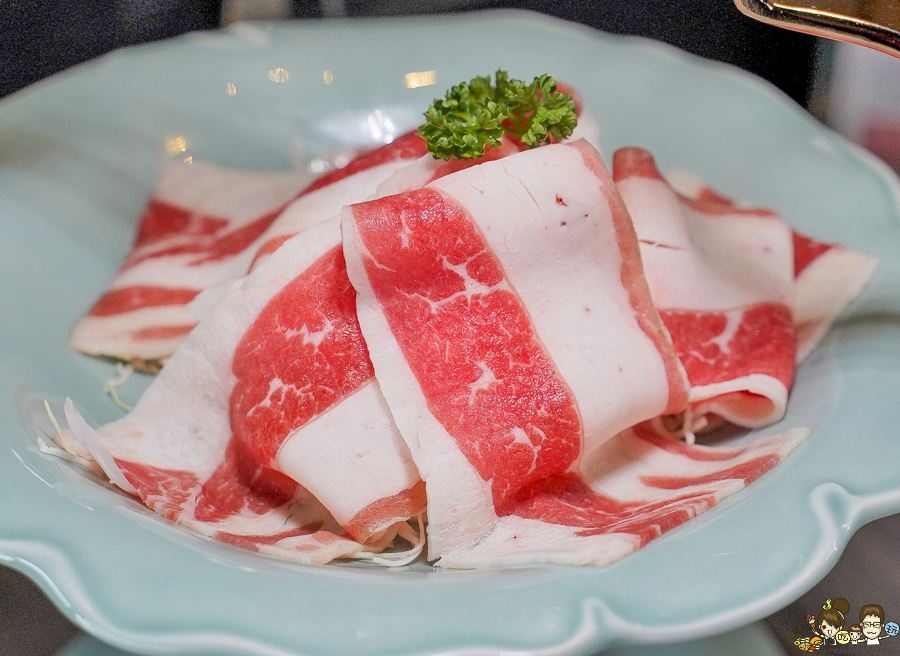 高雄新店開幕 麻辣火鍋 青花驕 王品 火鍋 麻辣 鴛鴦鍋 聚餐 高雄美食 聚餐 包廂 排隊 宵夜 晚餐 巨蛋商圈 美食