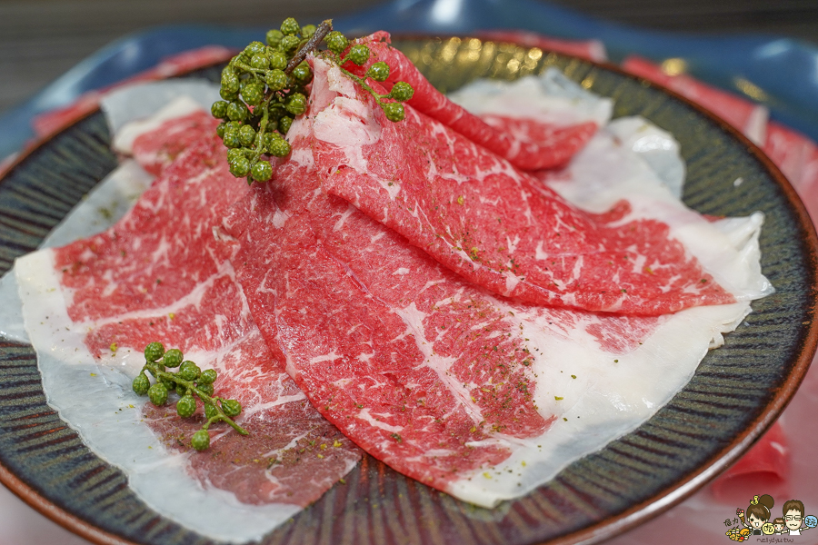 高雄新店開幕 麻辣火鍋 青花驕 王品 火鍋 麻辣 鴛鴦鍋 聚餐 高雄美食 聚餐 包廂 排隊 宵夜 晚餐 巨蛋商圈 美食