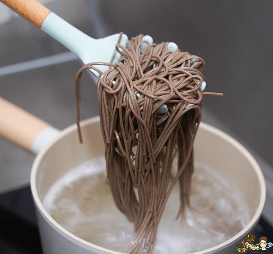 北港老店 老字號 老牌 麵條 手工 彩色麵 伴手禮 禮盒 花椒堅果醬 金蔥香雞油 