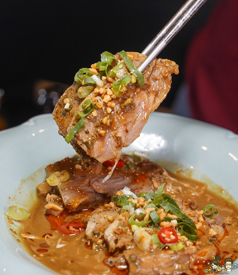 高雄新店開幕 麻辣火鍋 青花驕 王品 火鍋 麻辣 鴛鴦鍋 聚餐 高雄美食 聚餐 包廂 排隊 宵夜 晚餐 巨蛋商圈 美食