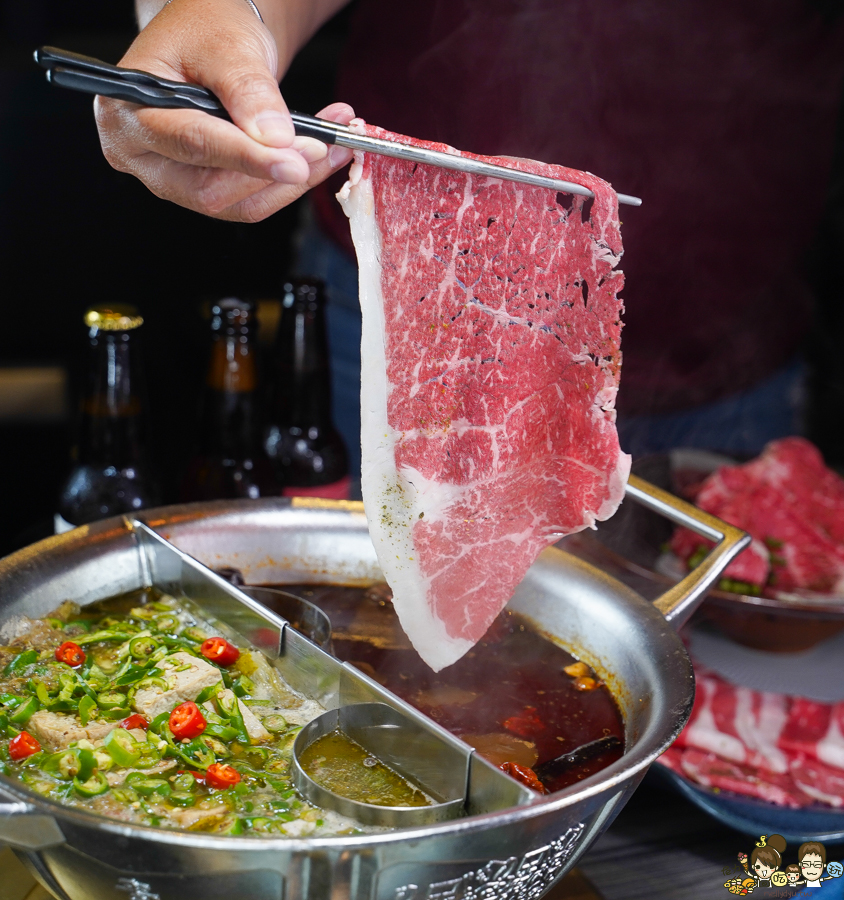 高雄新店開幕 麻辣火鍋 青花驕 王品 火鍋 麻辣 鴛鴦鍋 聚餐 高雄美食 聚餐 包廂 排隊 宵夜 晚餐 巨蛋商圈 美食