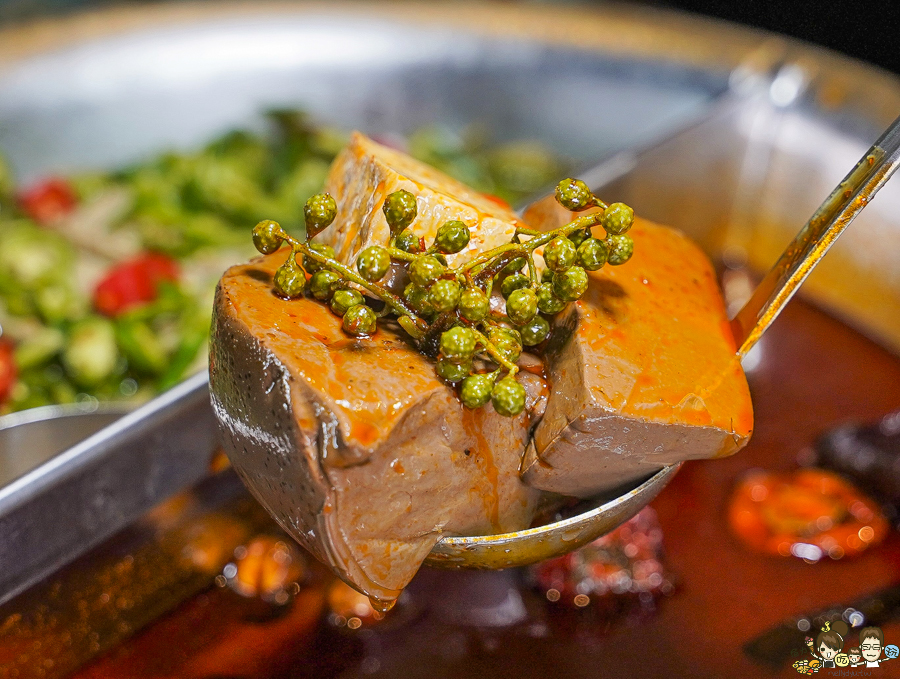 高雄新店開幕 麻辣火鍋 青花驕 王品 火鍋 麻辣 鴛鴦鍋 聚餐 高雄美食 聚餐 包廂 排隊 宵夜 晚餐 巨蛋商圈 美食