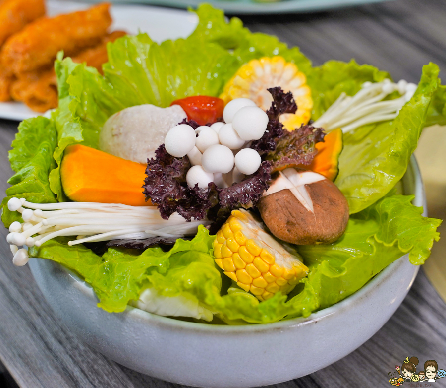 高雄新店開幕 麻辣火鍋 青花驕 王品 火鍋 麻辣 鴛鴦鍋 聚餐 高雄美食 聚餐 包廂 排隊 宵夜 晚餐 巨蛋商圈 美食