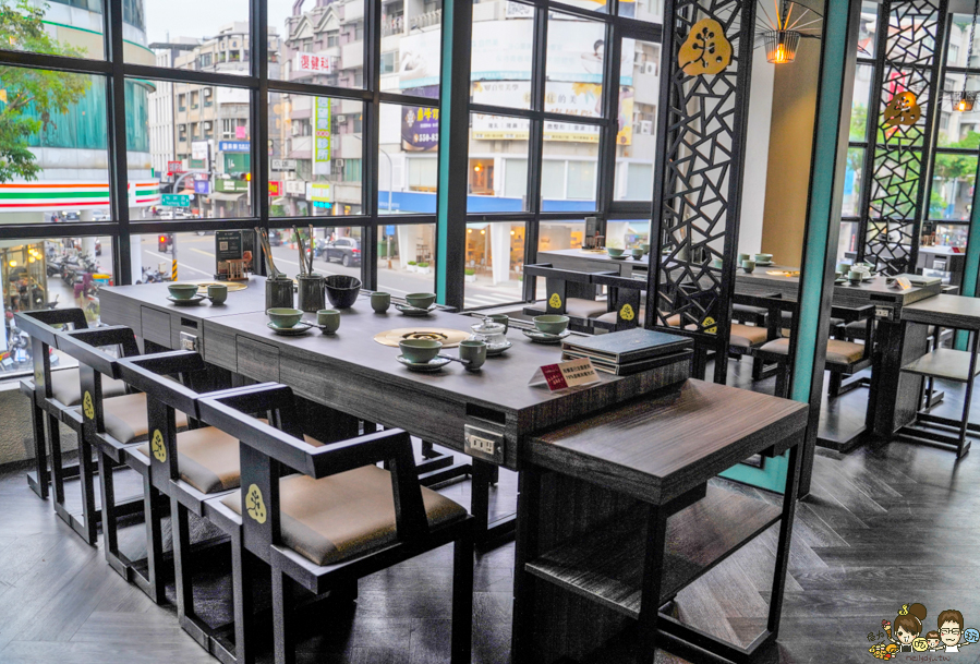 高雄新店開幕 麻辣火鍋 青花驕 王品 火鍋 麻辣 鴛鴦鍋 聚餐 高雄美食 聚餐 包廂 排隊 宵夜 晚餐 巨蛋商圈 美食