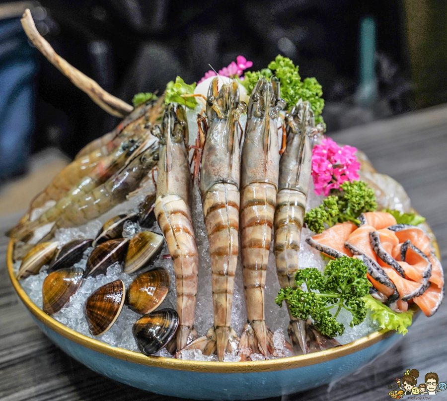 高雄新店開幕 麻辣火鍋 青花驕 王品 火鍋 麻辣 鴛鴦鍋 聚餐 高雄美食 聚餐 包廂 排隊 宵夜 晚餐 巨蛋商圈 美食