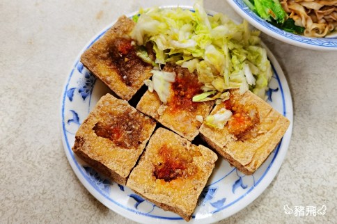 【台中東區】超人氣排隊小吃！臭豆腐加上特製辣醬、蒜蓉醬，台中人宵夜這樣吃～孔廟旁合作新村臭豆腐