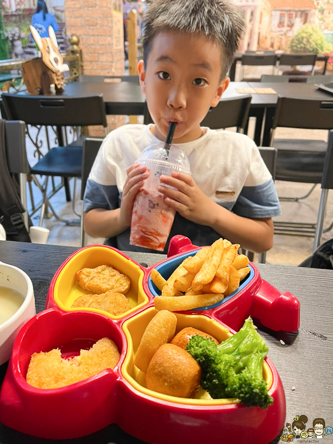 台中景點 台灣旅遊 台中旅遊 親子 親子旅遊 互動 兒童 玩樂 網美拍照 景點 夢幻 歐洲 耶誕
