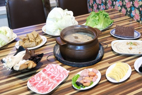 竹北美食│ㄚ祥薑母鴨。炭火陶鍋烹煮的古早味養生鍋物！