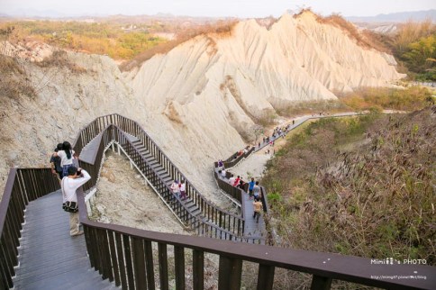 【高雄景點】田寮月世界地景公園:山谷出現天空步道,跟著嫦娥奔向月球吧~ 【高雄景點】田寮月世界地景公園:山谷出現天空步道,跟著嫦娥奔向月球吧~