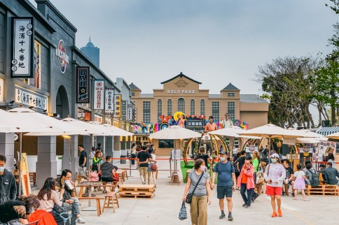 高雄駁二新拍點「HOLO Park 映像鹽埕」復古商店街、特色7D浮空劇院＆高港小火車