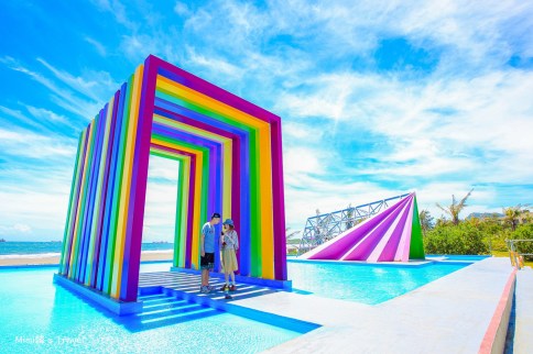 【高雄旗津景點】超美彩虹教堂：旗津貝殼博物館旁的婚攝基地，海天一色繽紛亮眼。
