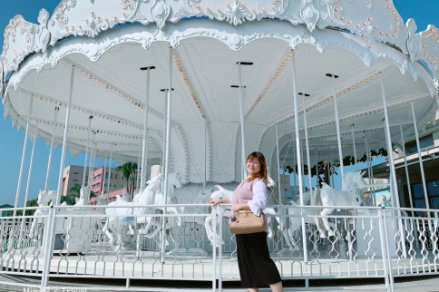 高雄景點｜棧貳庫KW2 玩樂攻略：熱門美食文創品牌/白色旋轉木馬/旗津渡論乘船資訊