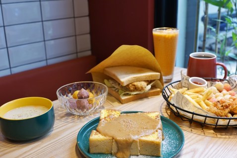 新竹早餐│豬多好室深夜早午餐。必吃超霸氣大雞排吐司！