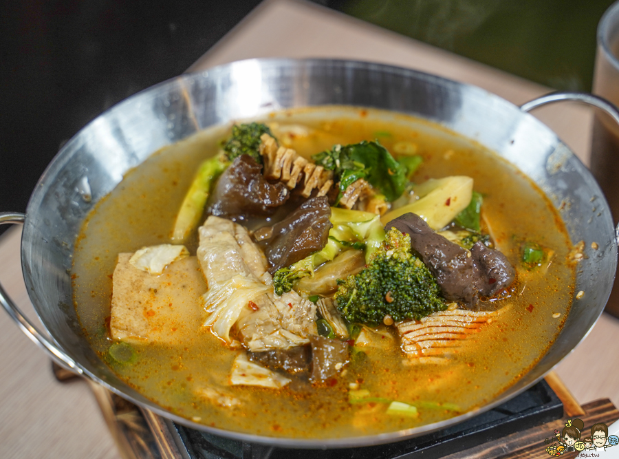 鼎香乾鍋、酸菜魚、水煮牛 高雄美食 聚餐 鍋物 火鍋 麻辣 乾鍋 兩吃 好吃 推薦 獨門 特色 川味