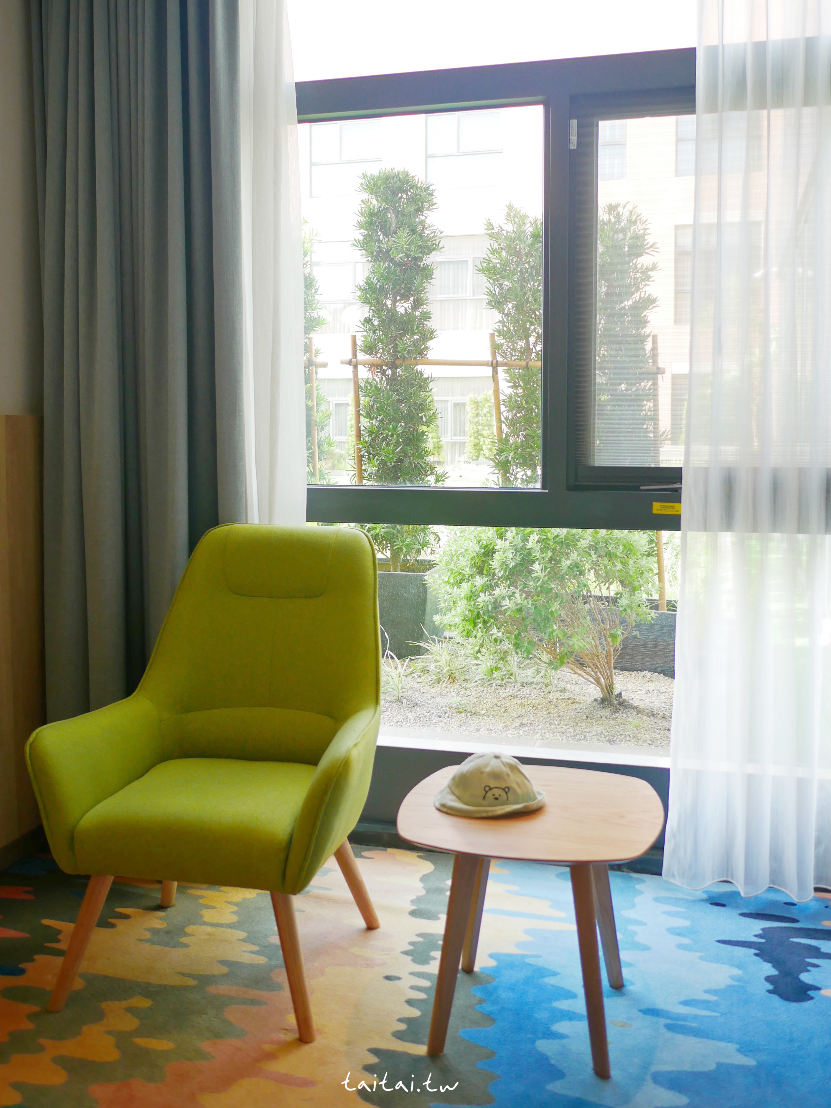 台中震大金鬱金香酒店房間裡的沙發