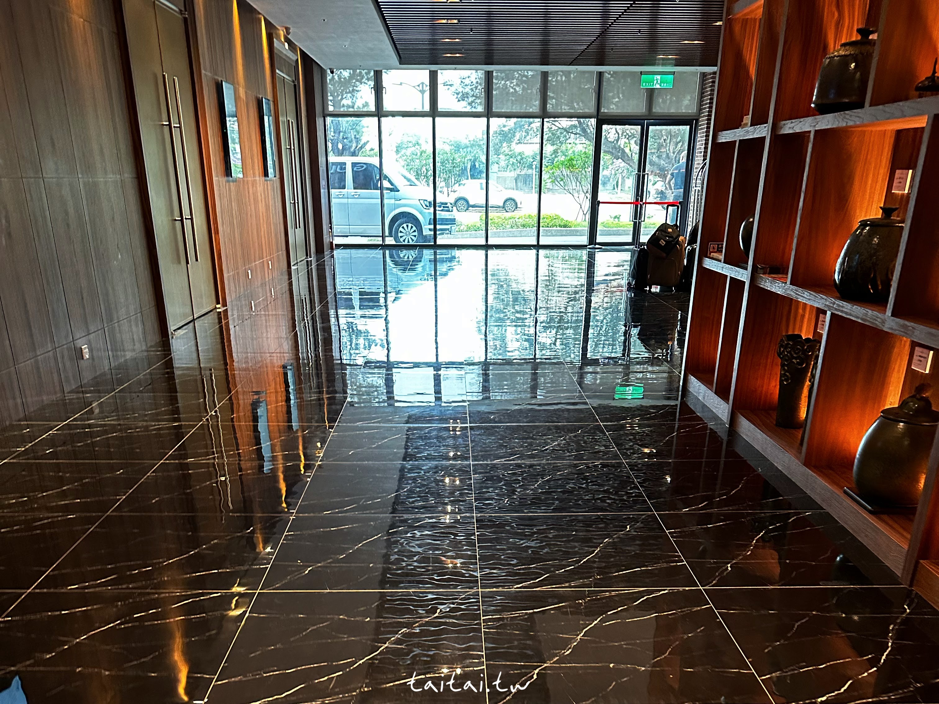 台中震大金鬱金香酒店接待大廳融入海線元素