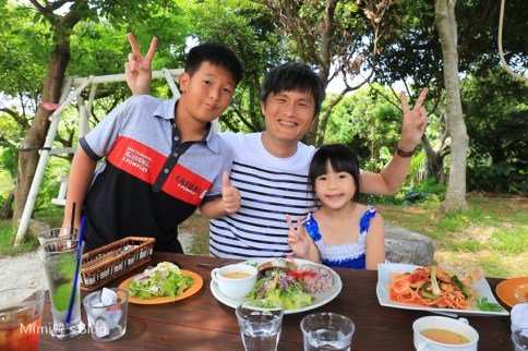 【沖繩美食】瀨底沙灘 Fuu Cafe：森林系隱密咖啡店意外好吃PIZZA與漢堡排