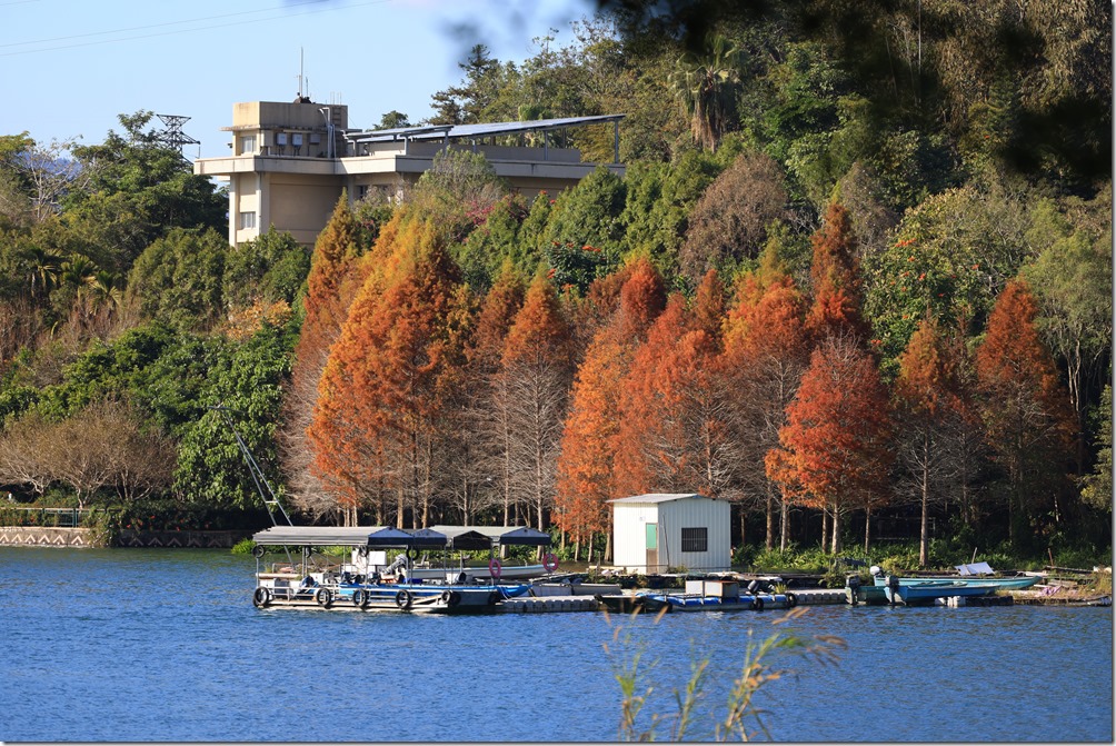 日月潭秋季景色，秋陽灑在湖面倒映出山巒的輪廓，正以它獨特的魅力吸引著遊客的到來