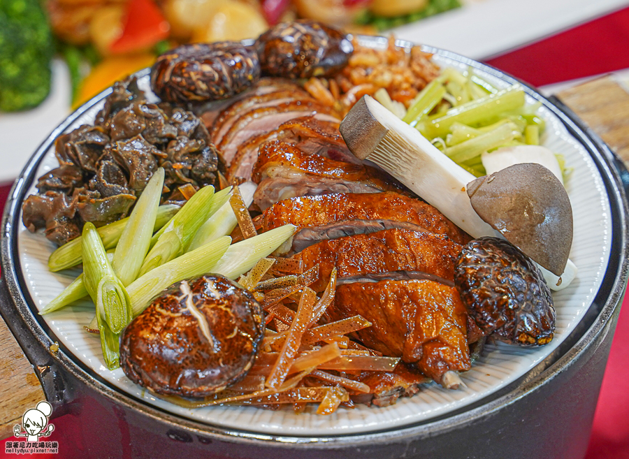 高雄烤鴨外帶 烤鴨團圓外帶餐 外帶年菜 年菜外帶 除夕 團圓 桌菜 包廂 經典 招牌 必吃 2024高雄年菜 鴨點棧