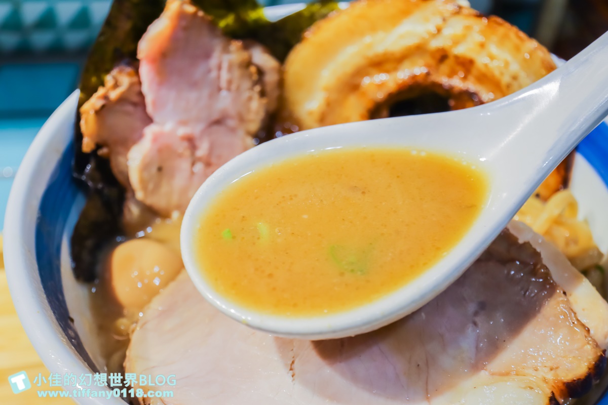 [台中美食]山下公園拉麵/排隊一小時才能吃到的台中拉麵/免費加飯加麵/第六市場美食推薦