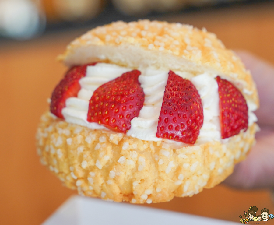 三日酵 菠蘿麵包 麵包 甜點 吐司 極光奶油 好吃 麵包 高雄伴手禮 咖啡館 麵包甜點咖啡 在地 新鮮出爐