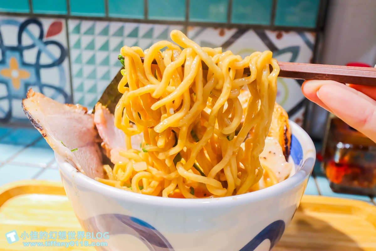 [台中美食]山下公園拉麵/排隊一小時才能吃到的台中拉麵/免費加飯加麵/第六市場美食推薦