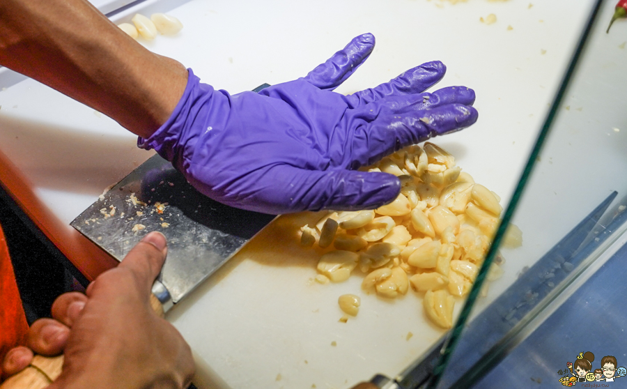 大佬嗶 自強夜市 排隊名店 網紅推薦 爆蒜料理 爆蒜雞翅尖 爆蒜膝脆骨 爆蒜三角骨 夜市美食 、夜市小吃 、夜市必吃 瑞豐必吃