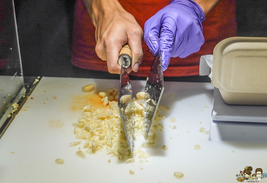 大佬嗶 自強夜市 排隊名店 網紅推薦 爆蒜料理 爆蒜雞翅尖 爆蒜膝脆骨 爆蒜三角骨 夜市美食 、夜市小吃 、夜市必吃 瑞豐必吃