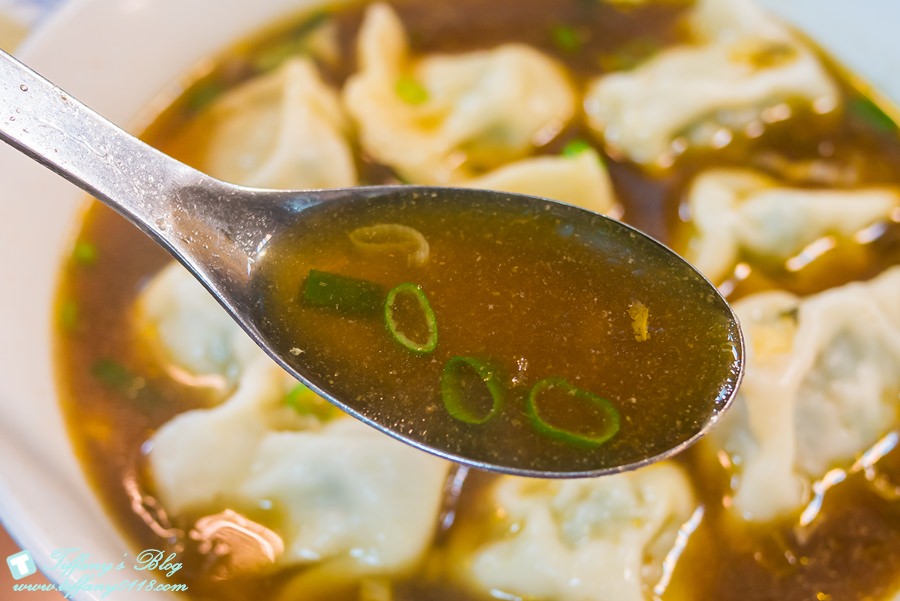 [西門町美食]萬年大樓老山東牛肉家常麵店/米其林必比登推薦70年老店/大推小菜跟水餃好吃