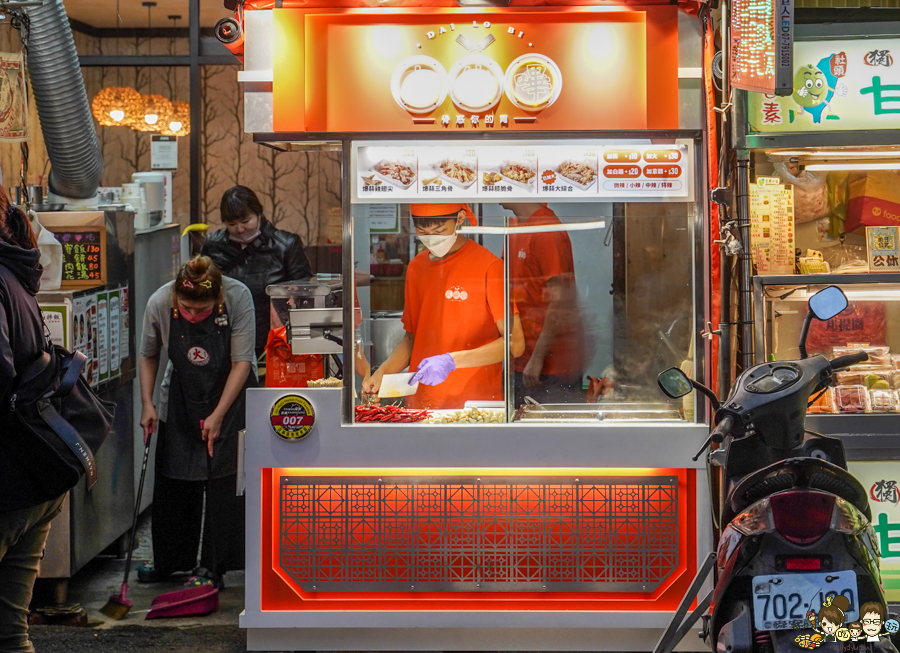 大佬嗶 自強夜市 排隊名店 網紅推薦 爆蒜料理 爆蒜雞翅尖 爆蒜膝脆骨 爆蒜三角骨 夜市美食 、夜市小吃 、夜市必吃 瑞豐必吃