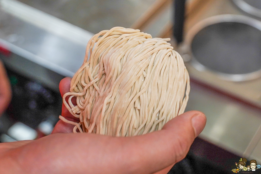 大佬嗶 自強夜市 排隊名店 網紅推薦 爆蒜料理 爆蒜雞翅尖 爆蒜膝脆骨 爆蒜三角骨 夜市美食 、夜市小吃 、夜市必吃 瑞豐必吃