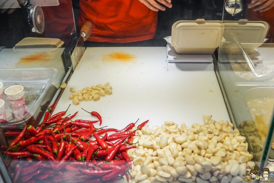 大佬嗶 自強夜市 排隊名店 網紅推薦 爆蒜料理 爆蒜雞翅尖 爆蒜膝脆骨 爆蒜三角骨 夜市美食 、夜市小吃 、夜市必吃 瑞豐必吃