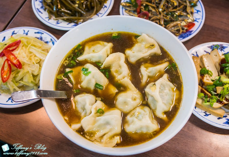 [西門町美食]萬年大樓老山東牛肉家常麵店/米其林必比登推薦70年老店/大推小菜跟水餃好吃