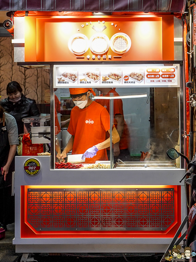 大佬嗶 自強夜市 排隊名店 網紅推薦 爆蒜料理 爆蒜雞翅尖 爆蒜膝脆骨 爆蒜三角骨 夜市美食 、夜市小吃 、夜市必吃 瑞豐必吃