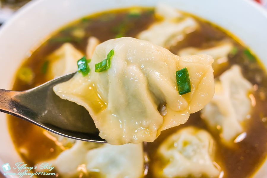 [西門町美食]萬年大樓老山東牛肉家常麵店/米其林必比登推薦70年老店/大推小菜跟水餃好吃