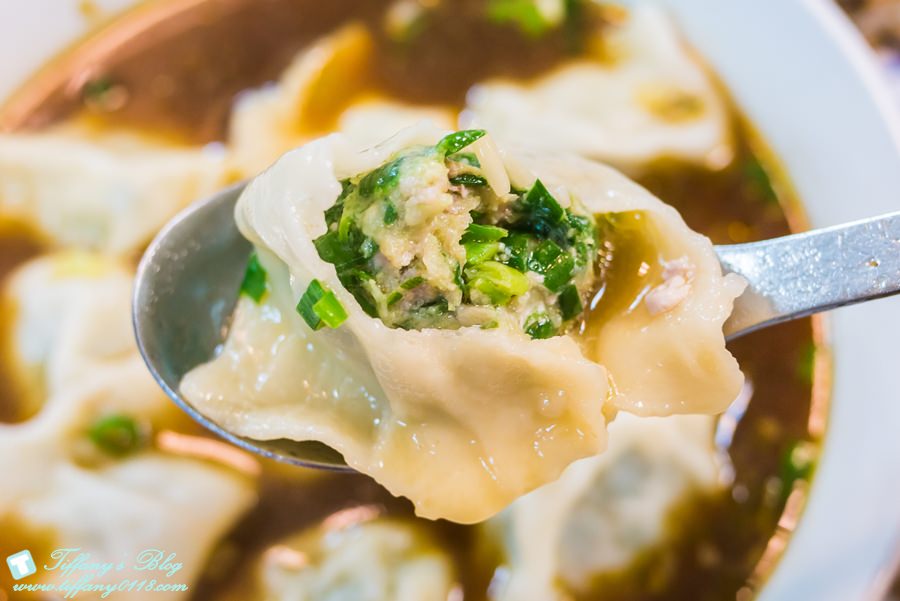 [西門町美食]萬年大樓老山東牛肉家常麵店/米其林必比登推薦70年老店/大推小菜跟水餃好吃