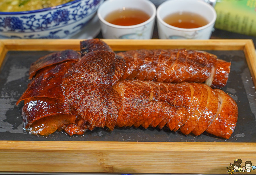 墨川四川樟茶烤鴨 台南川菜推薦 LA時尚川菜 烤鴨 片鴨 脆皮 川味料理 辣味 青花椒 香麻 夠味 聚餐 聚會 包廂 家庭聚餐 親子 