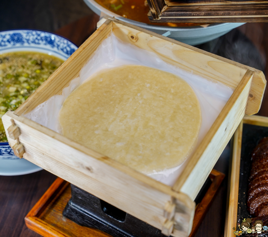 墨川四川樟茶烤鴨 台南川菜推薦 LA時尚川菜 烤鴨 片鴨 脆皮 川味料理 辣味 青花椒 香麻 夠味 聚餐 聚會 包廂 家庭聚餐 親子 