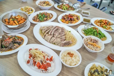 潛水客最愛的庶民美食玖肆鴨霸，招牌水嫩鵝肉、鴨肉飯、經典熱炒美食，大推麻油米血秒殺吃完