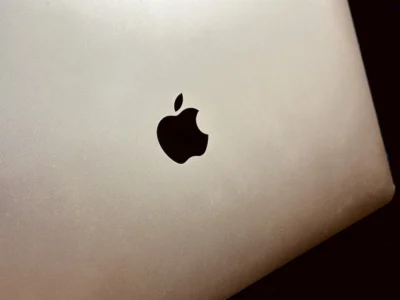 Apple MacBook 發光 logo 或將再現！