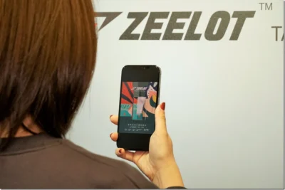 搭捷運有人偷看你手機？iPhone 12 系列專用 Zeelot 防窺玻璃保護貼 保護你的隱私