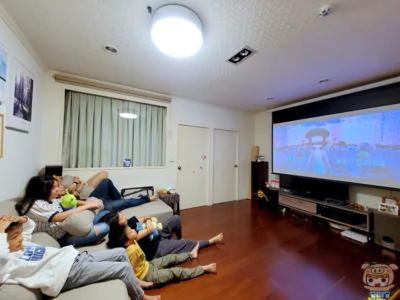 三機一體 ! !  阿拉丁「 popIn  Aladdin 智能投影燈 」投影 、音響、照明合一，融入居家布置很OK ~