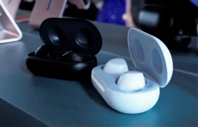 三星 Galaxy Buds 真無線藍牙耳機：最棒的 AirPods 替代產品