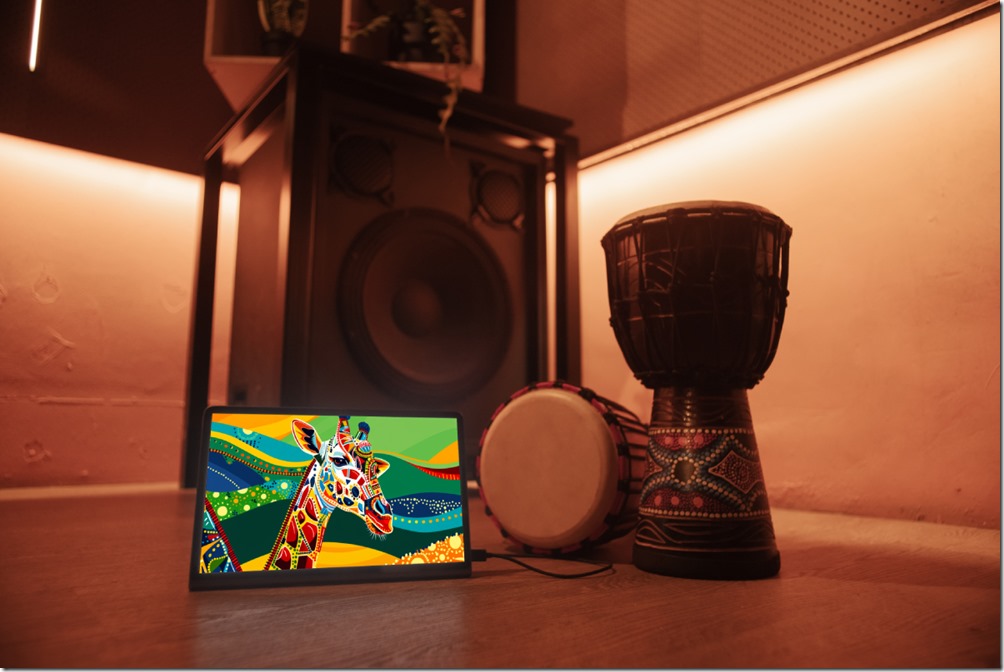 【新聞照片3】11.5吋的Tab Plus具備多種功能，可連接手機一鍵化身藍牙喇叭，播放無損音質的音樂，提升使用便利性。